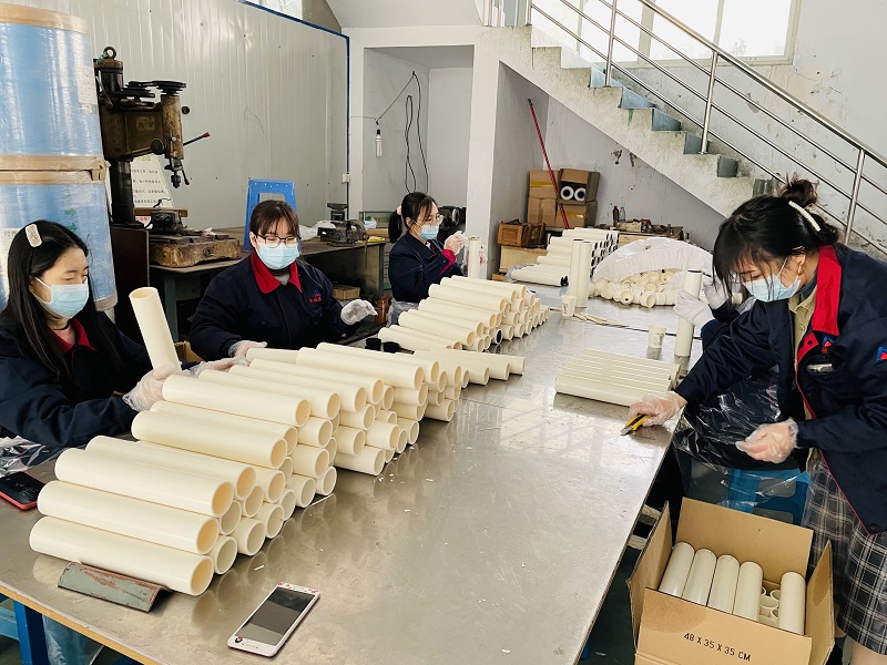 全員齊上陣，大批量活性炭濾芯趕制中